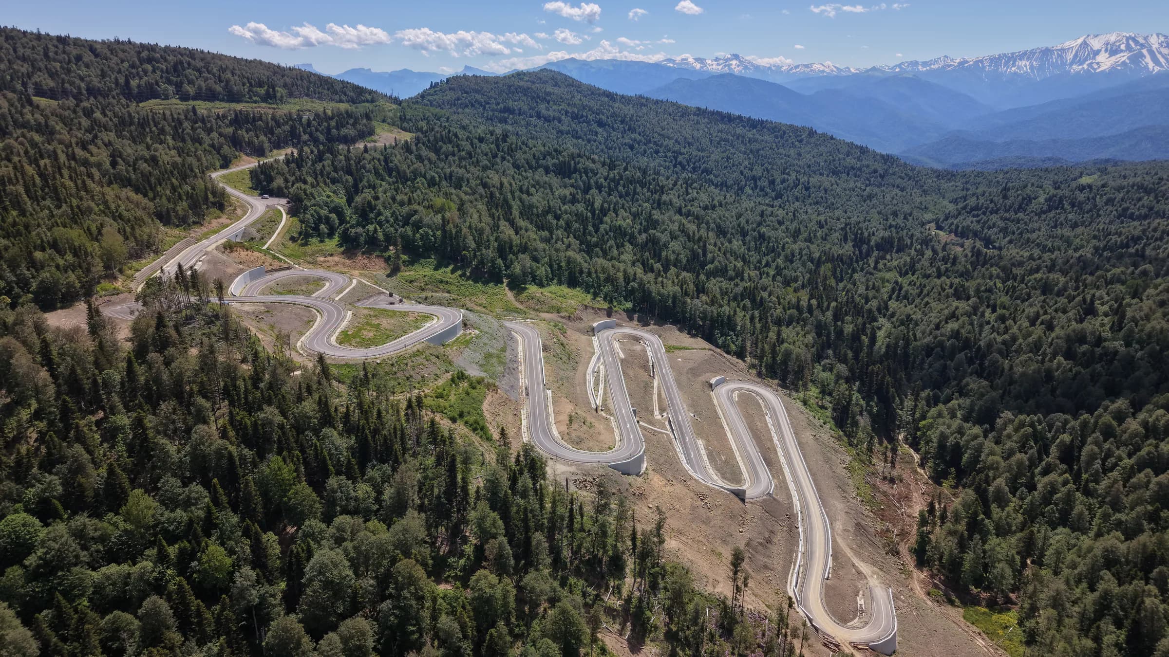 Панорама серпантина дороги Лаго-Наки в горно-лесном рельефе